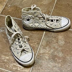 🔥MAKE OFFER🔥Adorable Converse sneakers🔥